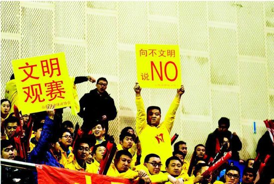 灌云“苏超第二现场”倡导文明观赛(图1)