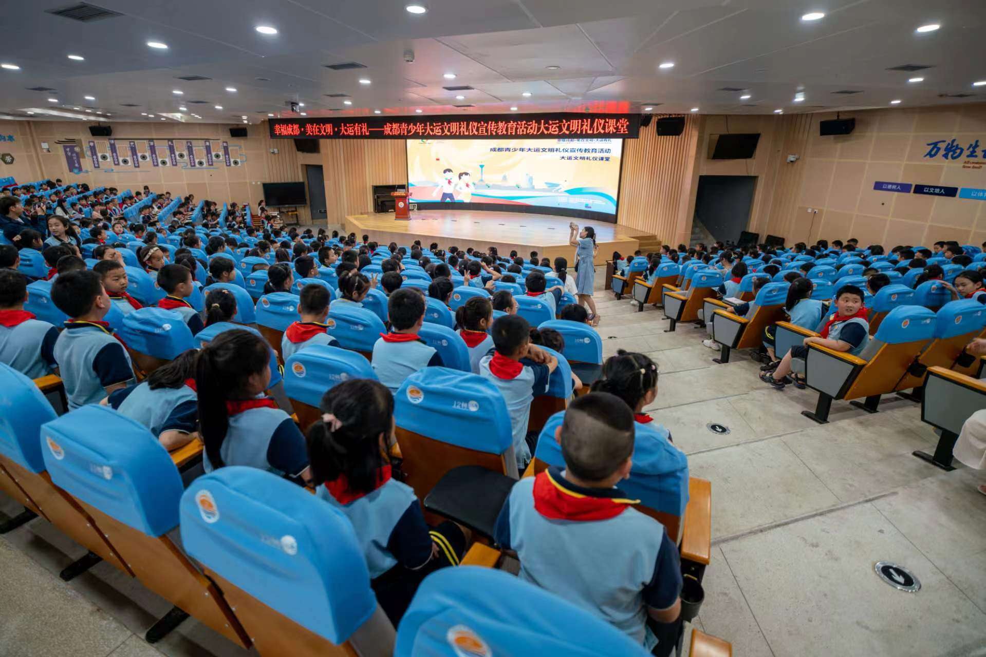 护航美好假日!济南公交全力保障市民游客畅快出行(图1)